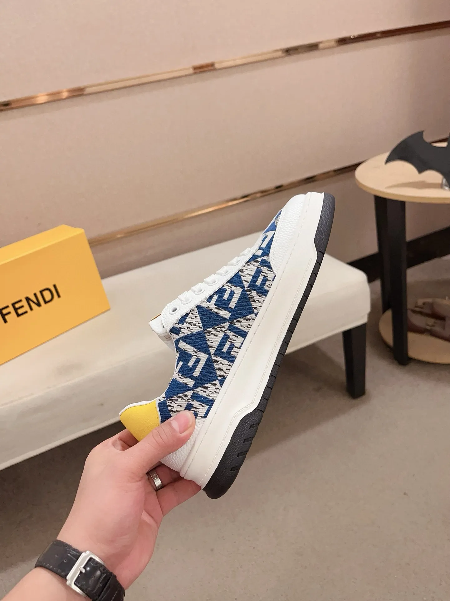 Men's shoes💰: 400💰[Fendi] Fendi's latest casual shoes for men! Available at counters simultaneously! A one-to-one replica of the original. All imported official website one-to-one cowhide fabric. The interior is made of top-grade sheepskin, and the original factory-supplied rubber outsole is used. Leading new fashion concepts. Matching code: 38-44. (can be customized for 45 non-refundable)
